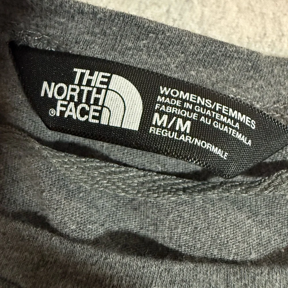 The North Face Women’s Graphic T-Shirt/Training Top🩶 - Picture 3 of 5